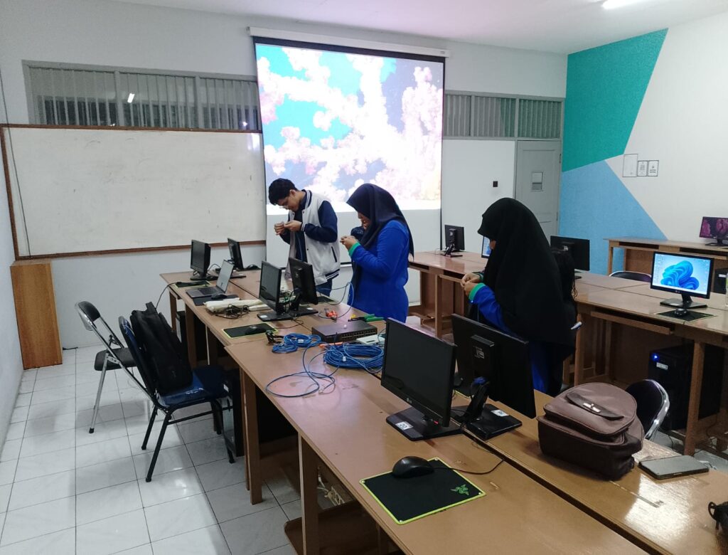Mahasiswa jurusan Ilmu Komputer sedang praktik crimping kabel jaringan di Lab Komputer